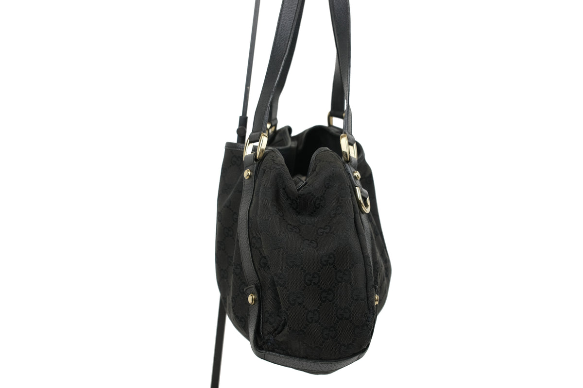 Zwarte Gucci-schoudertas van voren, met leren details en goudkleurige hardware