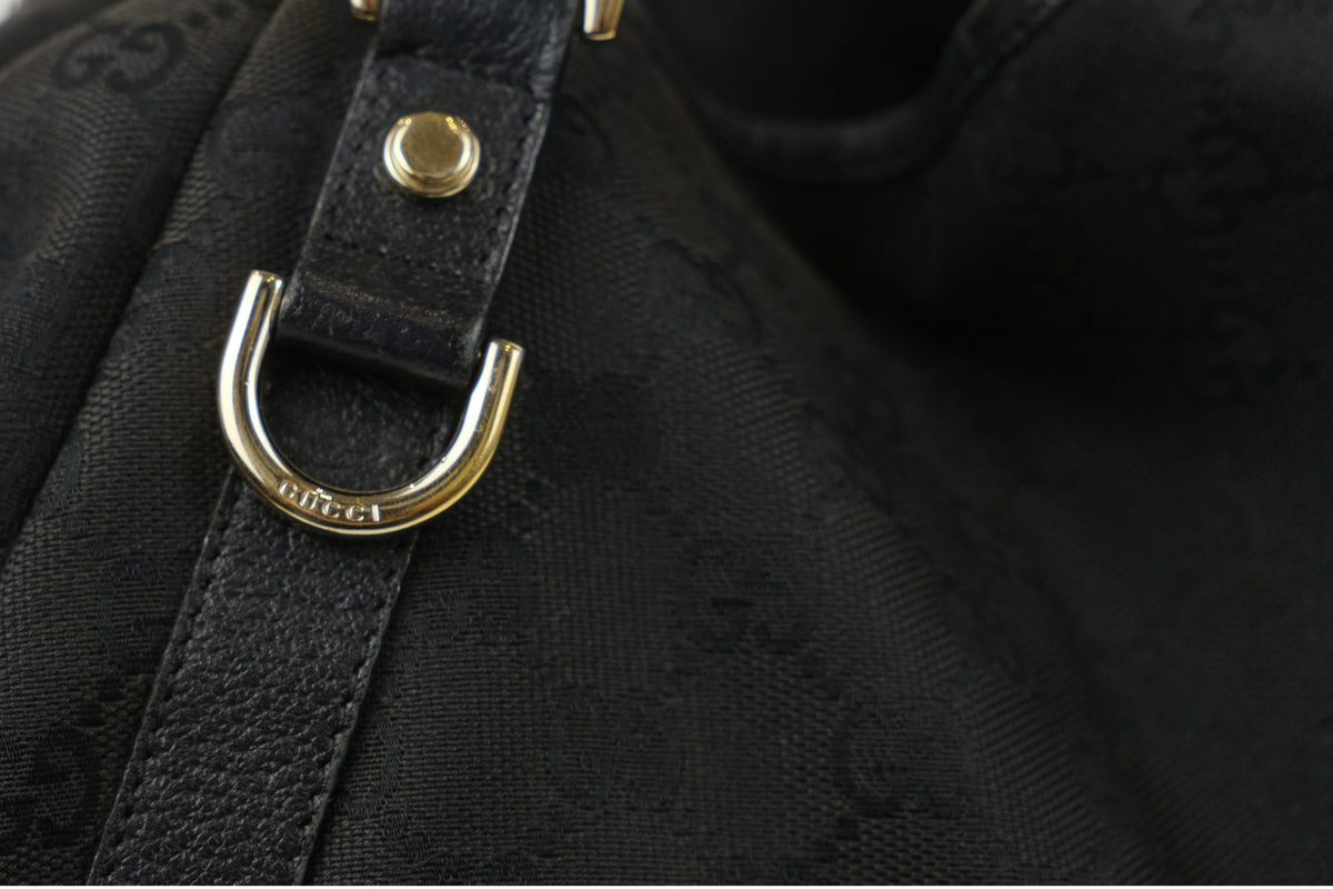 Zijaanzicht en bodem van de zwarte Gucci-schoudertas